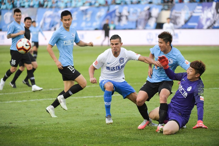 包含广州恒大主场不敌大连一方，遭遇两连败的词条