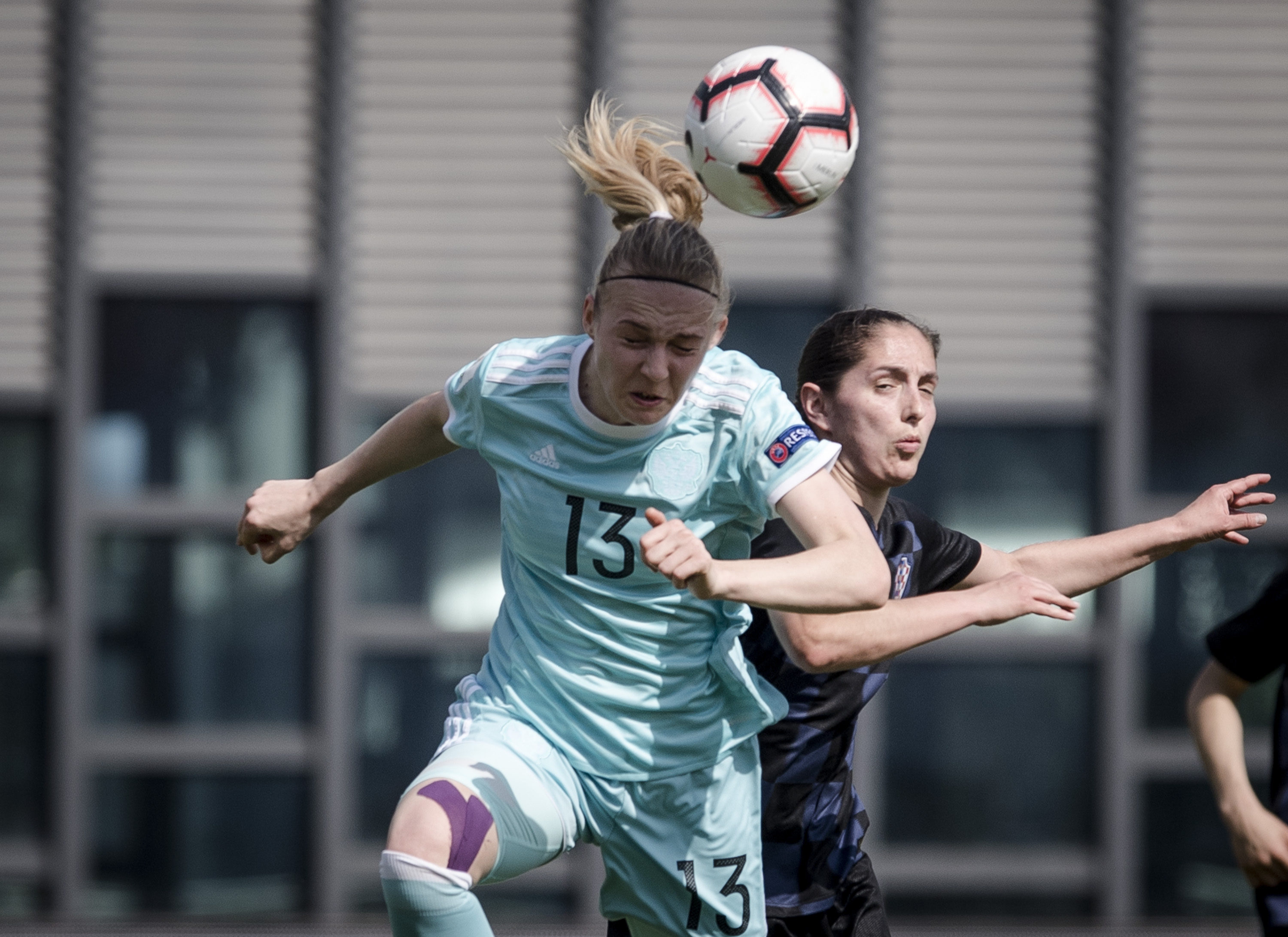 包含克罗地亚女足取得三分，夺得第一的词条